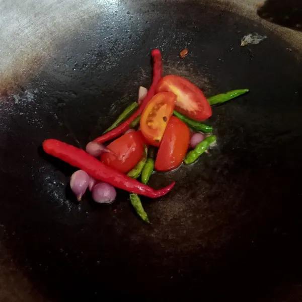Goreng bawang merah, cabai rawit, cabai merah dan tomat.
