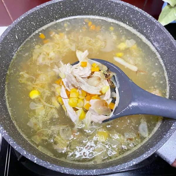 Tambahkan wortel, jagung manis dan ayam suir. Masak sebentar sambil diaduk-aduk.