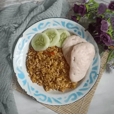 resep nasi goreng bumbu iris dengan pelengkap kerupuk dan mentimun