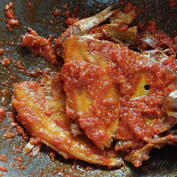 Tambahkan sepat goreng, aduk hingga terbalur rata. Sajikan, atau biarkan bermalam lebih enak.