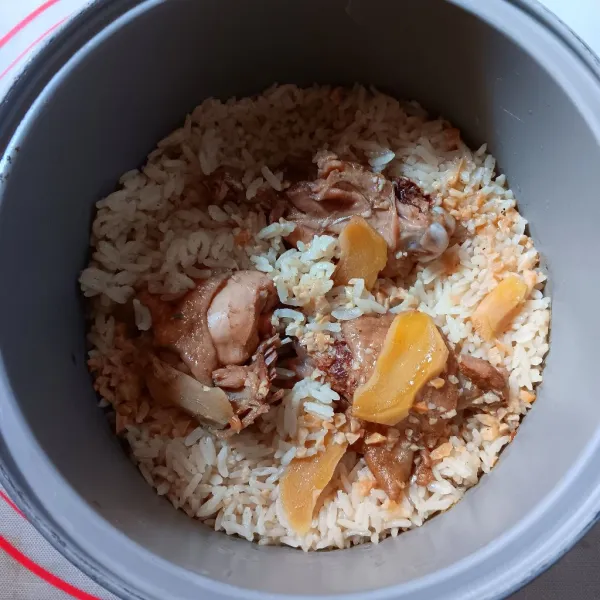 Masak di rice cooker seperti biasa sampai matang. Siap disajikan.