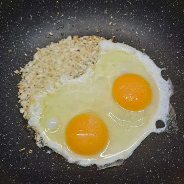 Masukkan telur, beri sejumput garam. Buat orak-arik telur.