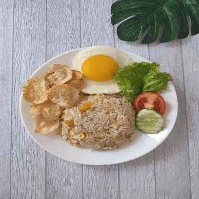 resep nasi goreng teri medan dengan tambahan emping, mentimun, selada, dan telur