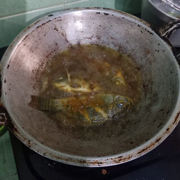 Goreng ikan mujaer hingga matang, sisihkan.