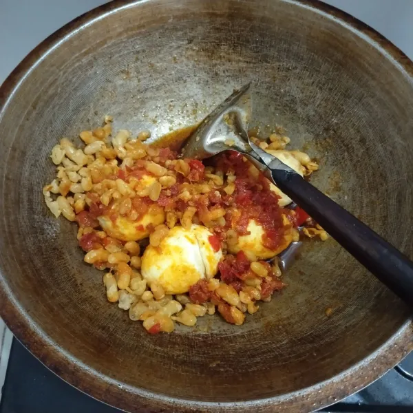 Aduk telur dan kacang dengan cabe, angkat dan sajikan.