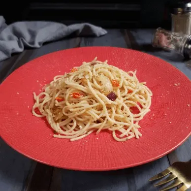 Spaghetti aglio-olio dengan jamur shimeji dan taburan keju parmesan