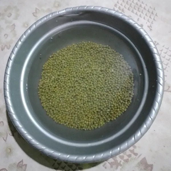 Rendam kacang hijau dengan air secukupnya selama 1 jam. Buang airnya, bilas hingga 2-3 kali.