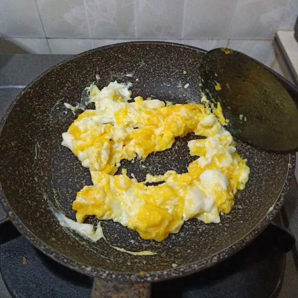 Panaskan margarin, masukkan telur, kemudian buat orak-arik, angkat, sisihkan.