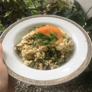 resep nasi goreng dengan campuran kangkung dan tomat sebagai pelengkap