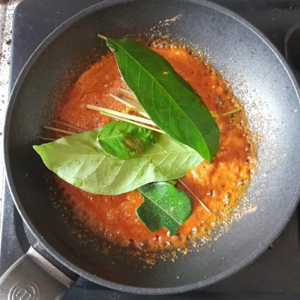 Masukkan bumbu pelengkap, masak dengan api sedang kecil.