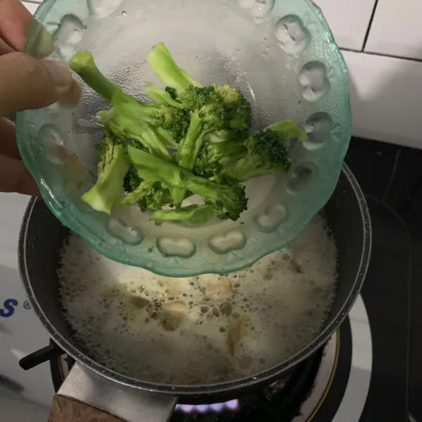 Rendam brokoli dengan garam dan campurkan ke panci juga.