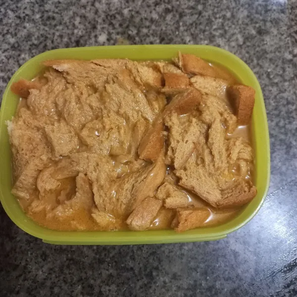 Tuang larutan gula pada roti hingga terendam.