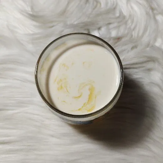 Tuang susu cair, aduk