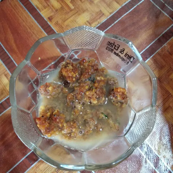 Cara penyajiannya adalah ambil secukupnya sambal kacang dan siram dengan air panas. Aduk rata hingga mencapai kekentalan sesuai selera.
