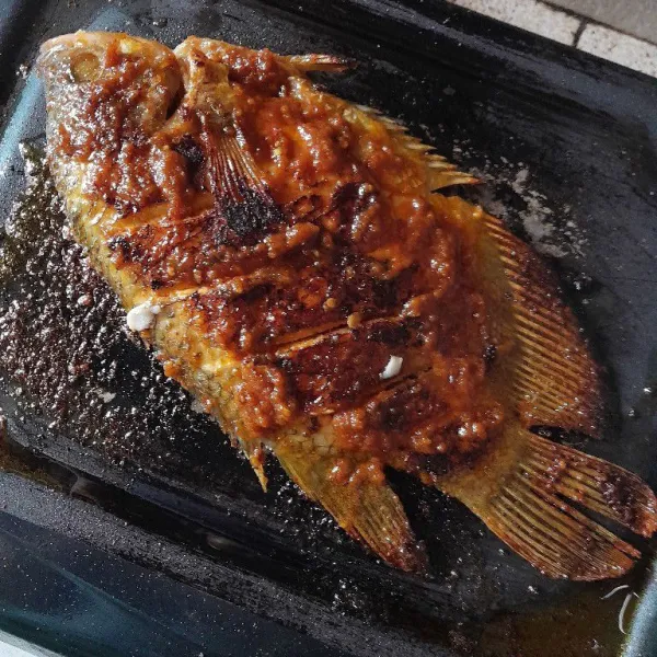 Siapkan panggangan, bakar ikan hingga matang dan kecoklatan kedua sisinya, sambil diolesi sisa bumbu, sajikan hangat.