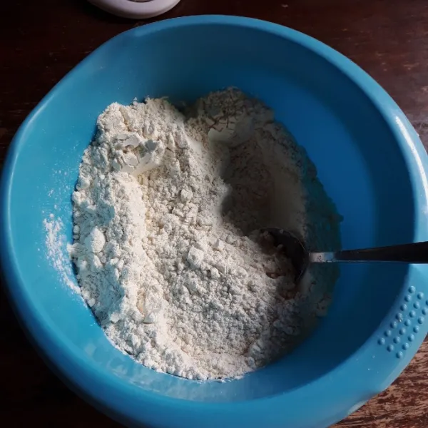 Campurkan terigu, ragi, garam dan gula, aduk rata.
