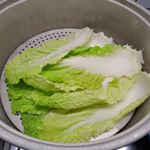 Panaskan dandang sampai air mendidih. Masukkan sawi selama 5 menit agar layu.