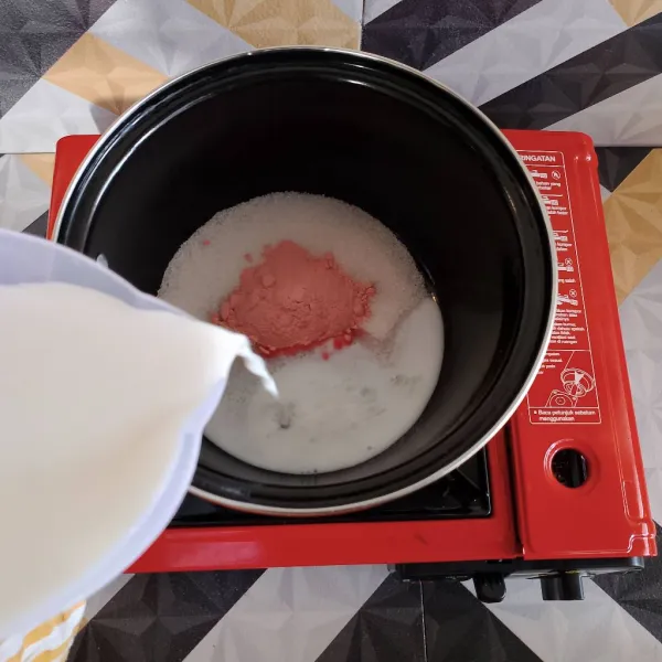 Dalam panci masak, masukkan gula dan agar-Agar bubuk, tuang susu cair, aduk hingga tercampur rata dan masak hingga mendidih.