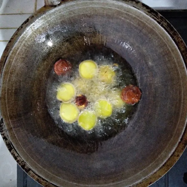 Goreng jengkol hingga matang, dengan air sebentar.  Lalu geprek.