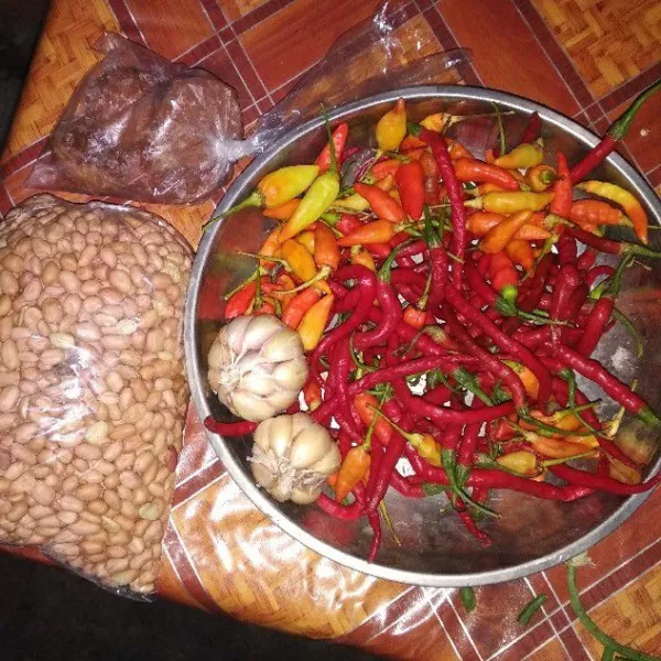 Siapkan semua bahan yang diperlukan.