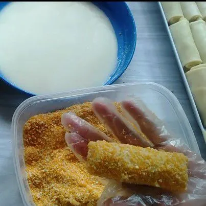 Rendam risoles di adonan basah, kemudian gulingkan di tepung panir.