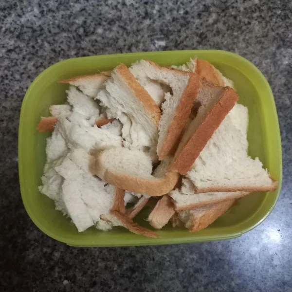 Sobek-sobek kasar roti tawar.