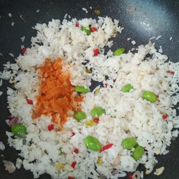 Masukkan nasi dingin, tambahkan bubuk kari, kecap asin, saos tiram, dan lada bubuk. Aduk hingga rata, jangan lupa koreksi rasa. Terakhir tambahkan minyak samin, aduk rata dan matikan api.