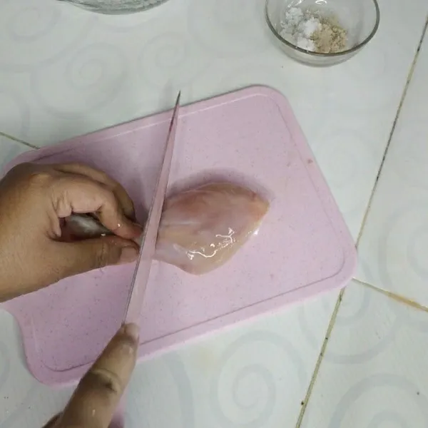 Sayat sedikit bagian ujung paha ayam.