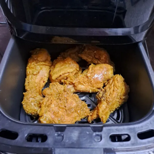 Ambil ayam, masukkan dalam air fryer. Masak suhu 180°C selama 18 menit. Saat menit ke 9 buka air fryer balik ayam. Lanjutkan memasak sampai selesai.