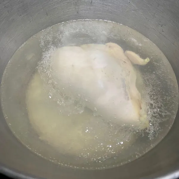Rebus ayam hingga matang, angkat lalu suir-suir.
