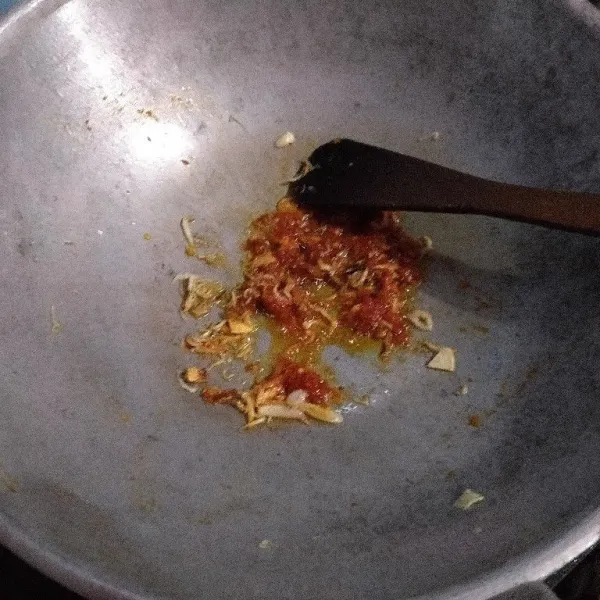 Masukkan sambal terasi, tumis bersamaan dengan teri juga duo bawang sampai harum.