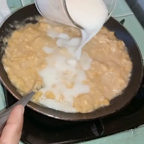 Masak dan tambahkan susu cair.