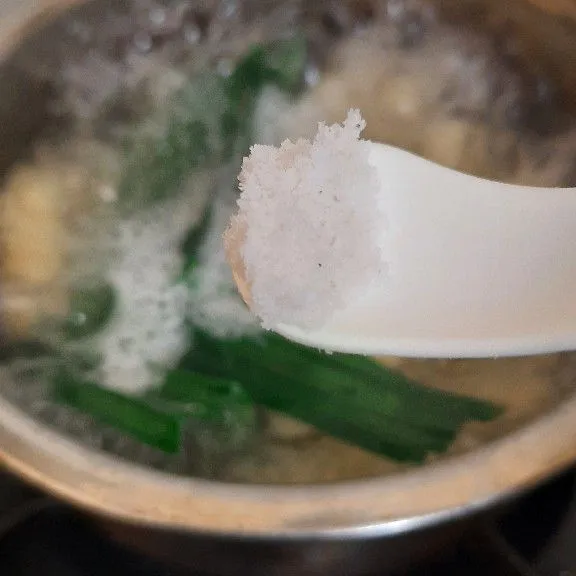 Masukkan garam, rebus singkong sampai lunak.