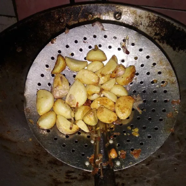 Goreng bawang putih hingga matang. Sisihkan.