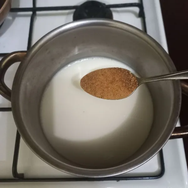 Tambahkan gula aren bubuk.