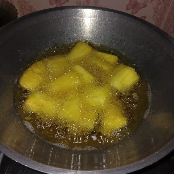 Goreng singkong dengan api kecil cenderung sedang. Sampai singkong kering dan crispi.