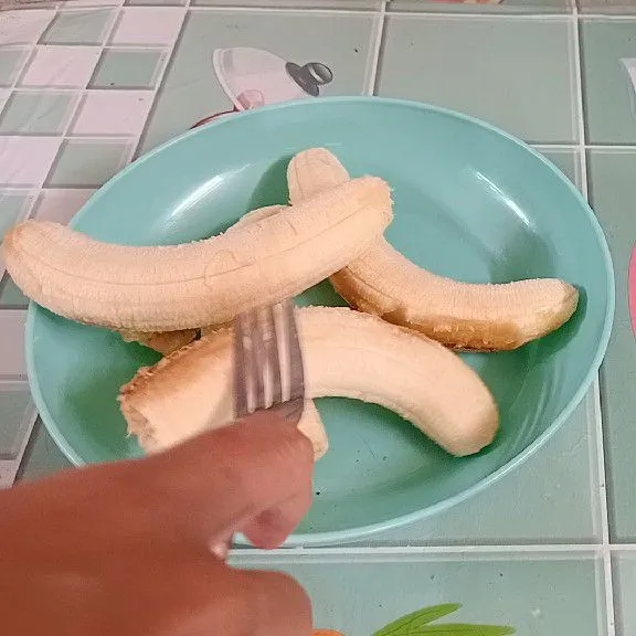 Haluskan pisang.