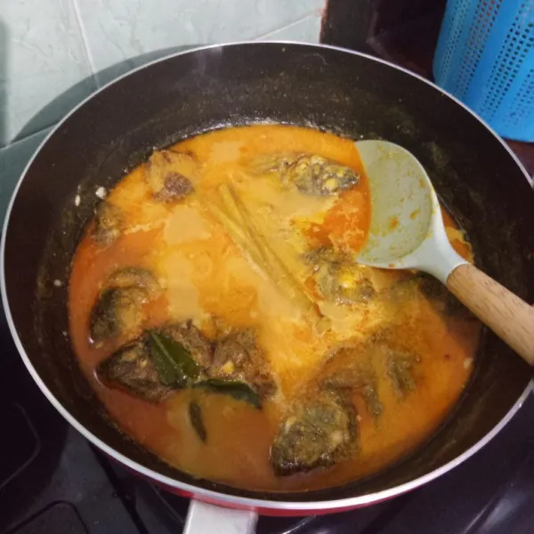 Masukkan santan, garam, gula dan kaldu bubuk.