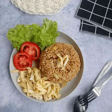 Resep nasi goreng campur mie, telur, tomat, dan selada