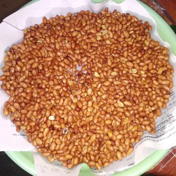 Tiriskan kacang dalam nampan beralas kertas atau tisu dapur. Sisihkan.