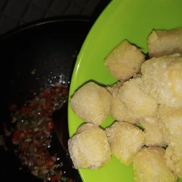 Terakhir masukkan tahu yang sudah di goreng tadi, lalu aduk hingga rata. Dan sajikan.