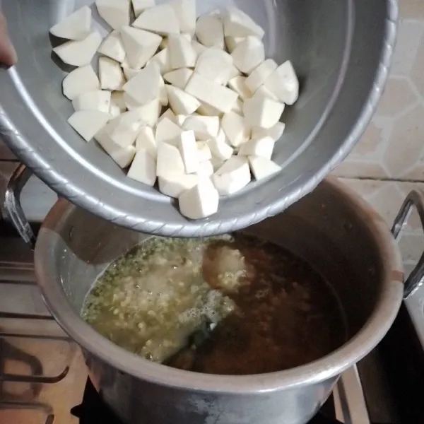 Setelah 30 menit, aduk kacang hijau lalu rebus kembali hingga merekah (kurleb 10 menit). Masukkan ubi, masak hingga matang.