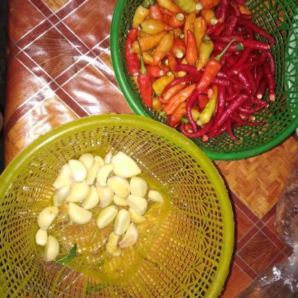 Kupas bawang dan siangi cabai. Cuci hingga bersih dan tiriskan.