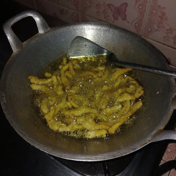 Goreng usus sampai kering lalu tiriskan, usus siap hidangkan.