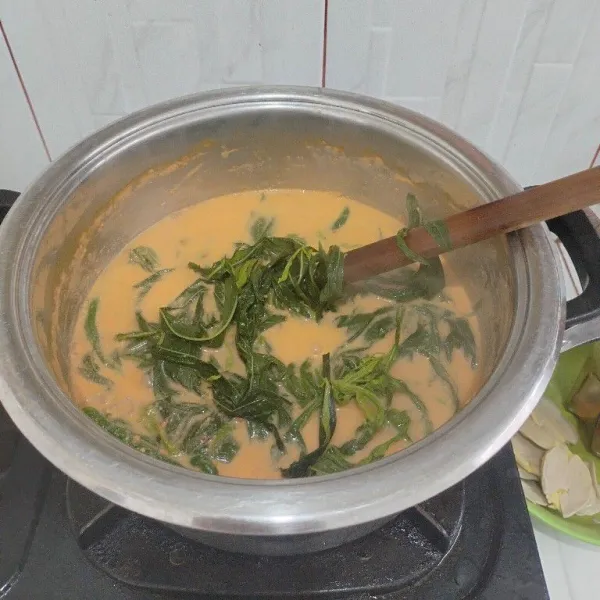 Masukkan daun singkong.