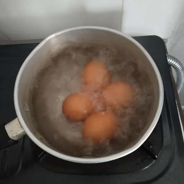 Rebus telur, tambahkan sejumput garam.
