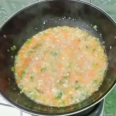 Tambahkan air, masak hingga kentang dan wortel matang dan empuk, setelah matang dinginkan bahan isian.