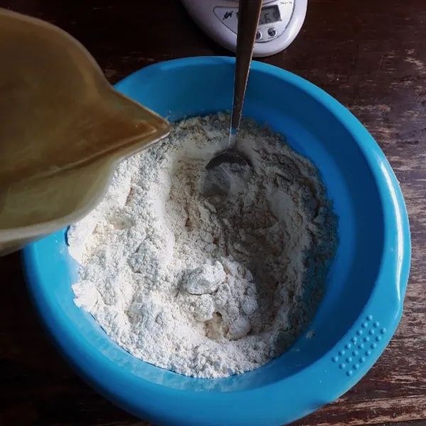 Tambahkan margarin, aduk rata. Tuang air sedikit demi sedikit sambil diuleni.
