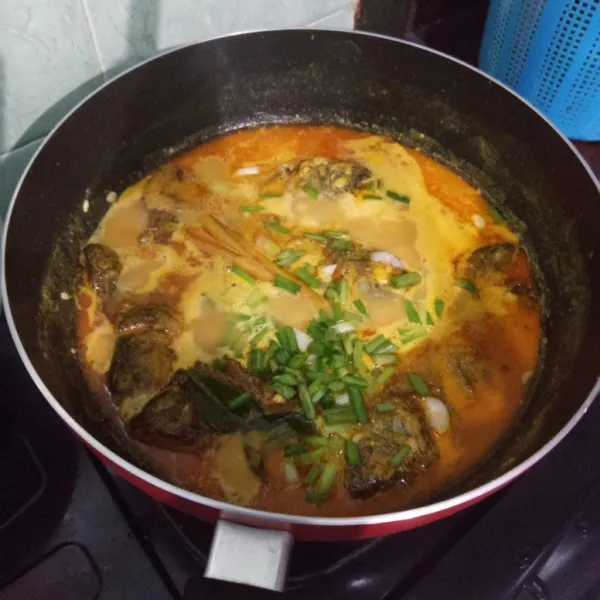 Setelah mendidih masukkan daun bawang. Koreksi rasa.
