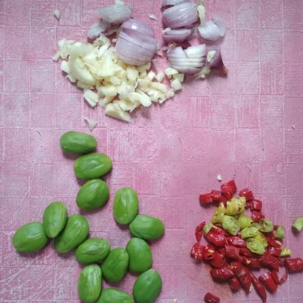 Siapkan bahan-bahannya kemudian cincang halus bawang putih yang sudah digeprek, iris tipis cabe dan cuci bersih petai yang sudah dikupas.